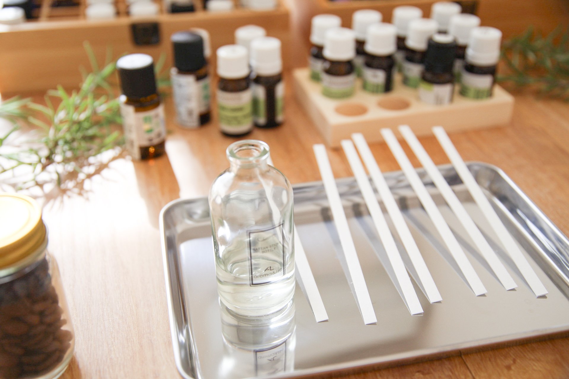 精油とリードスティックが並ぶ、元サイトの定期便写真